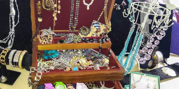 Un échantillon des bijoux disponibles au Comptoir d'entraide de Saint-Jérôme pour la vente de bijoux de la Fête des mères, qu
