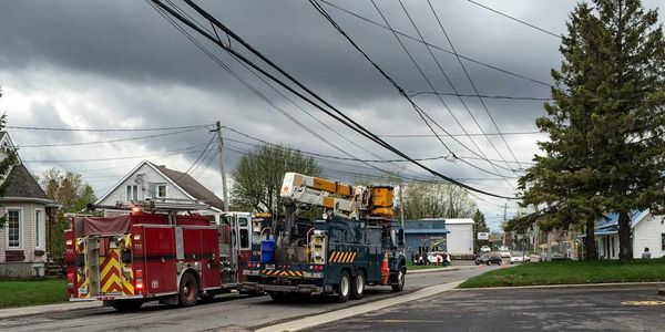À 16h25, le camion d'Hydro-Québec arrivait sur le boulevard Saint-Antoine, le vendredi 13 mai 2016.