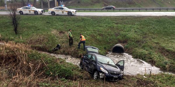 Une voiture compacte s'est arrêtée dans un petit ruisseau sur le bord de l'autoroute 15, près du km 45, à Saint-Jérôme, le 14