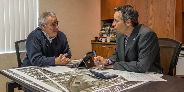 Benoît Beaulieu, président de la Commission des finances publiques de Saint-Jérôme et le maire Stéphane Maher.