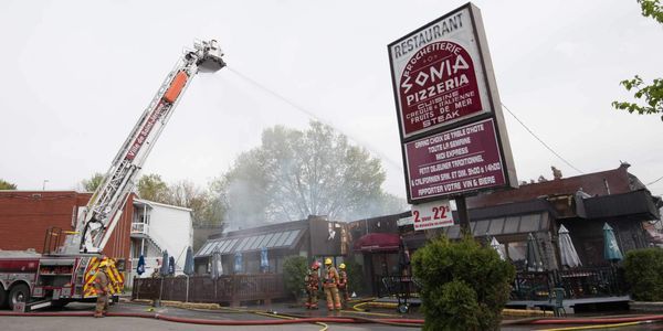Un incendie a complètement détruit le restaurant Sonia, à Saint-Jérôme le 19 mai 2016.