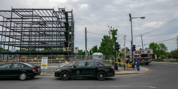 Le chantier des rues Latour et Godmer était entouré par les policiers et les pompiers, à Saint-Jérôme le 29 mai 2016.