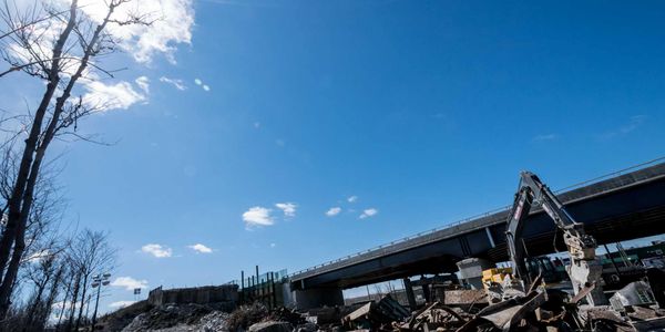 Le pont de l'autoroute 15 Nord a été démoli pour être remplacé par un neuf. Photo prise le 5 avril 2016 à Saint-Jérôme