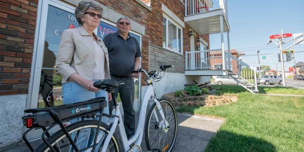Josée Forget et Jean-Pierre Ouellette devant la salle de montre de CYClebb, sur la rue de Martigny à Saint-Jérôme, le 1er jui
