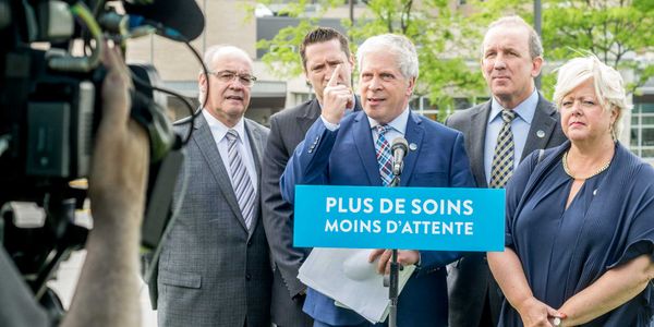 François Paradis et les députés des Laurentides de la Coalition avenir Québec étaient devant l'hôpital de Saint-Jérôme, le 6