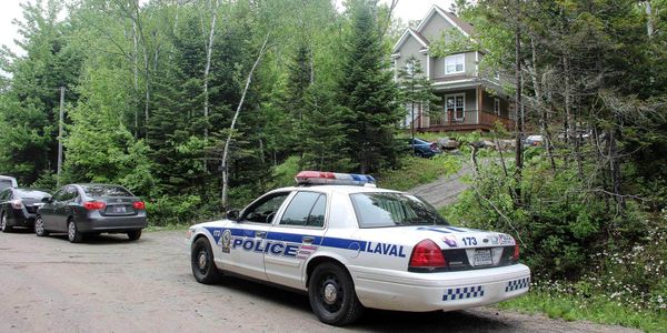 Les policiers de Laval menaient une perquisition dans une maison de la rue des Bouleaux, à Val-Morin, le 8 juin 2016. Photos