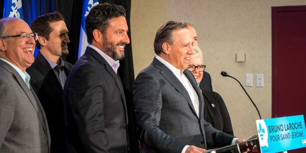 François Legault, chef de la Coalition avenir Québec, annonce que Bruno Laroche est le candidat de son parti pour l'élection