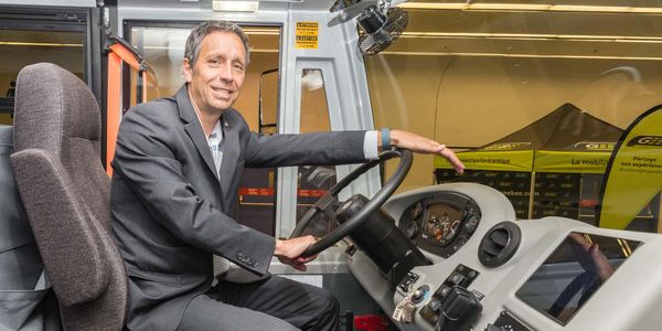 Le maire Stéphane Maher au volant d'un eLion qui sera utilisé pour la navette à Saint-Jérôme.