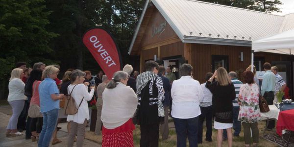 De nombreuses personnes étaient sur place lors de l'ouverture de la boutique Les étains Chaudron, le 22 juin 2016 à Val-David