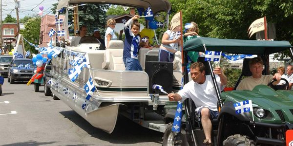 Parade de la Saint-Jean sur la rue Valiquette à Sainte-Adèle en 2004