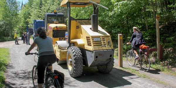À la mi-juin, on procédait à quelques travaux sur la piste du P'tit Train du Nord... avant d'en entreprendre de plus gros dan