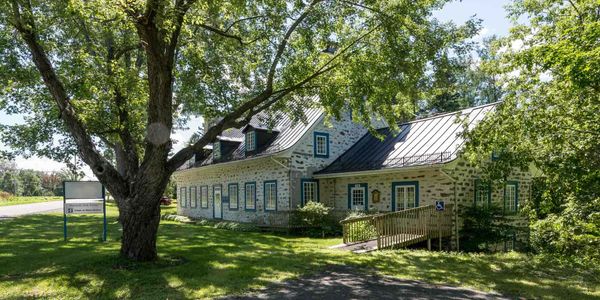 La manoir de Belle-Rivière a été construit en 1804.