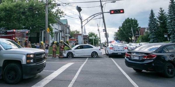 Une voiture et un autobus ont eu un accident au centre-ville de Saint-Jérôme, le 18 juillet 2016.