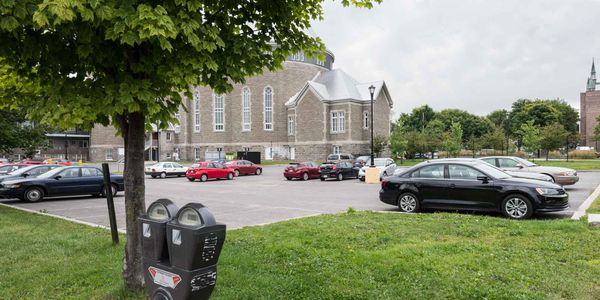 Ce sont près de 80 places qui pourraient devenir payantes, au même prix que le stationnement public, pour la Cathédrale de Sa