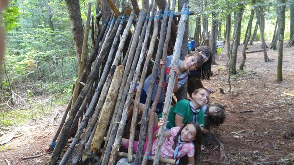 Des cabanes construites par de nouveaux experts scouts.