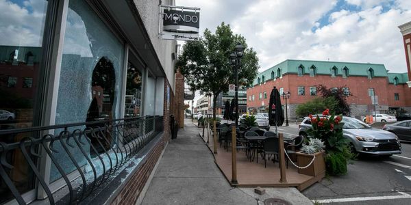 Trois vitrines ont été brisées par un vandale au centre-ville de Saint-Jérôme, le 31 août 2016.