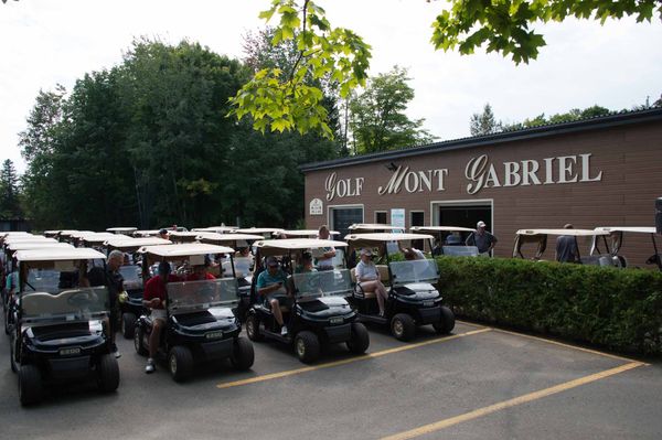 Les voiturettes étaient prêtes pour le grand départ, le matin du 7 septembre 2016 au golf de l'Hôtel du Mont-Gabriel, à Saint