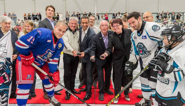 L'inauguration officielle du nouvel aréna Rivière-du-Nord coïncidait avec le premier match de la saison des Panthères de Sain