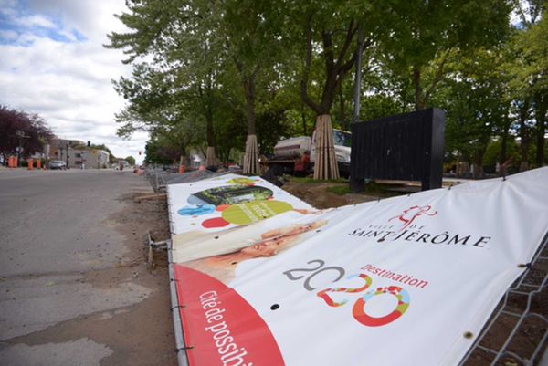 La clôture qui entour ele parc Labelle pendant les travaux est tombée, le 11 septembre 2016, au centre-ville de Saint-Jérôme.