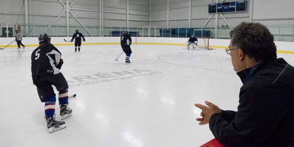 Michel Gagnon regarde les joueurs du Saint-Jérôme Plus s'échauffer à quelques jours du match des Anciens Canadiens, prévu le