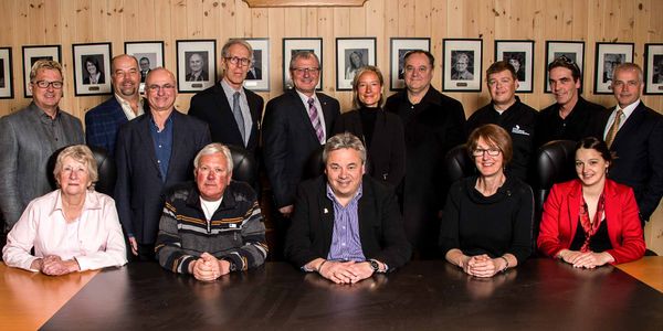 Le conseil d'administration de la Fondation médicale des Laurentides et des Pays-d'en-Haut. À l'avant: Margaret Hourston, Dr