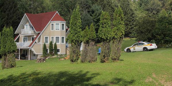 La maison de la rue du Domaine, à Sainte-Adèle, le matin du 12 septembre 2016. Photos par Alexandre Parent-Léveillé