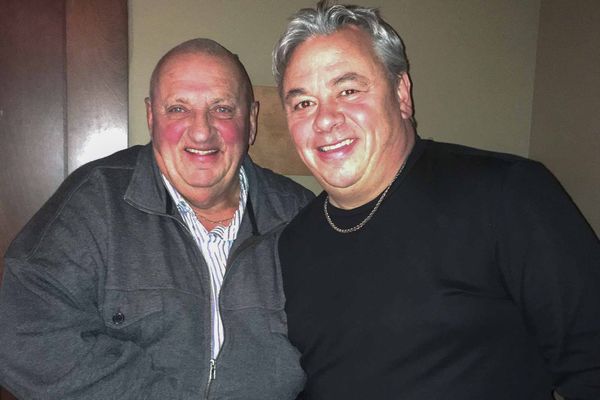 Denis Aubuchon, président du conseil d'administration de l'Ouvroir des Pays-d'en-Haut remet le chèque à Michel Rochon, présid