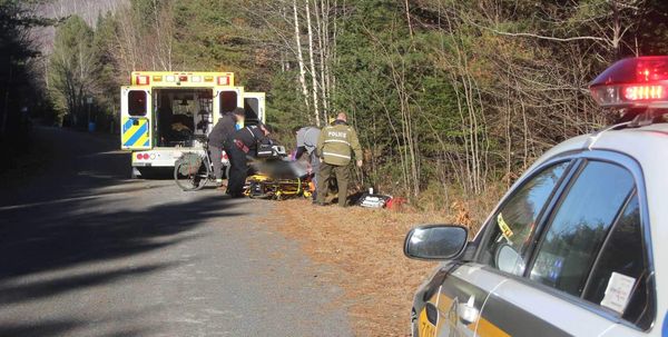 Les services d'urgence en pleine intervention sur la piste du P'tit train du Nord, à Sainte-Adèle, le 19 novembre 2016.