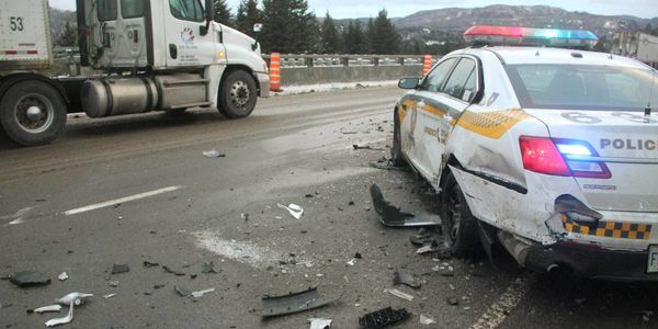 Une voiture de patrouille de la Sûreté du Québec a été emboutie sur l'autoroute 15 alors qu'elle prenait en charge un véhicul