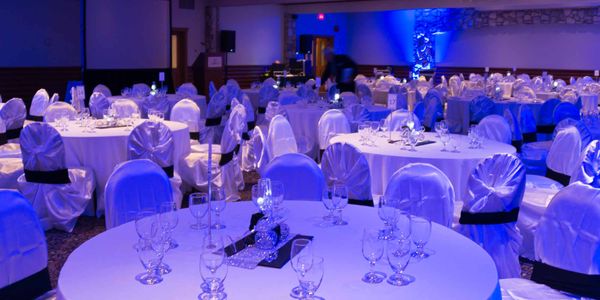 Une ambiance bleutée attendait les convives et les médecins du 5e Souper du président, organisé par la Fondation médicale des