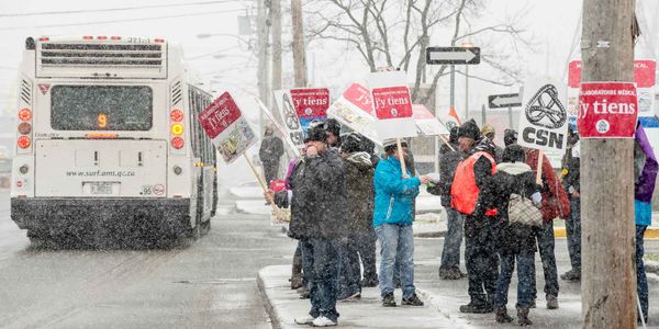 Plusieurs employés syndiqués étaient devant l'Hôpital régional de Saint-Jérôme, le 24 novembre 2016.
