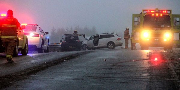 Une collision frontale a fait un mort et un blessé, le matin du 25 novembre 2016 sur le chemin Saint-Simon, à Mirabel. Photos