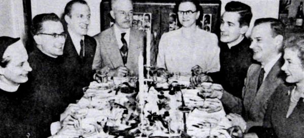 Jacques Grand'Maison, en haut à droite, accompagné de sa famille dans les années 1950, sur une photo de Gonzague Allaire, pub