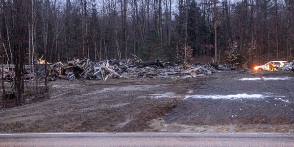 Les restes d'un incendie qui s'est déclaré dans une structure de bois près de la montée de l'Église, à Saint-Colomban, le 1er