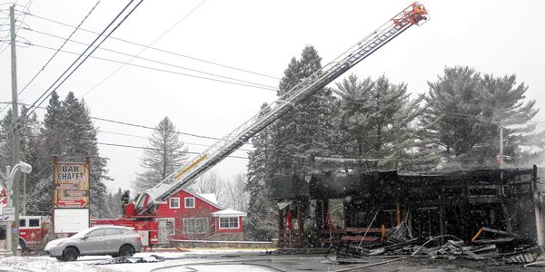Un incendie s'est déclaré au Bar Chalet sportif, à Val-David, le matin du 5 décembre 2016. Photos par Alexandre Parent-Léveil