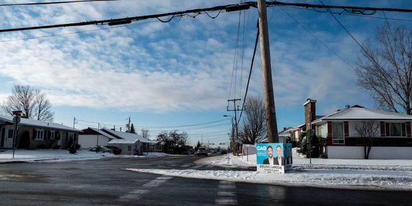 Une affiche électorale de la Coalition avenir Québec est au sol, au coin de la 9e rue et de la 20e avenue, au lendemain des é