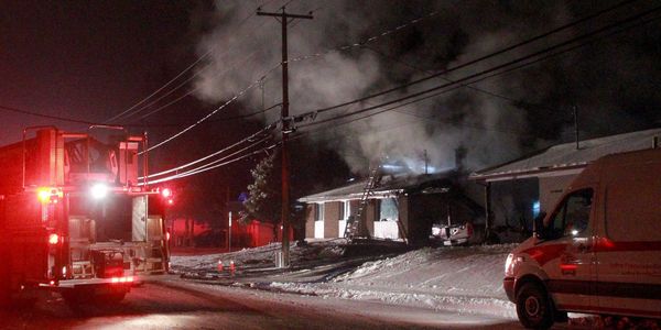 Un incendie a endommagé une maison du 1er boulevard, à Saint-Jérôme, le 6 décembre 2016. Photos de nuit par Alexandre Parent-