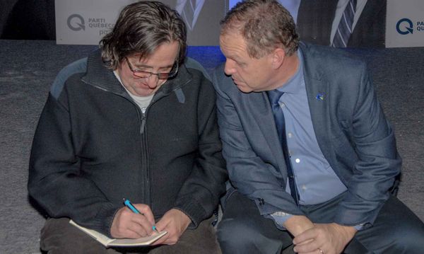 Marc Bourcier en conversation avec Charles Michaud, le soir de l'élection du nouveau député.