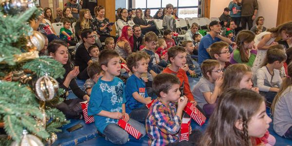 Les enfants étaient nombreux à attendre le Père Noël la Place des citoyens de Sainte-Adèle, le samedi 10 décembre 2016.
