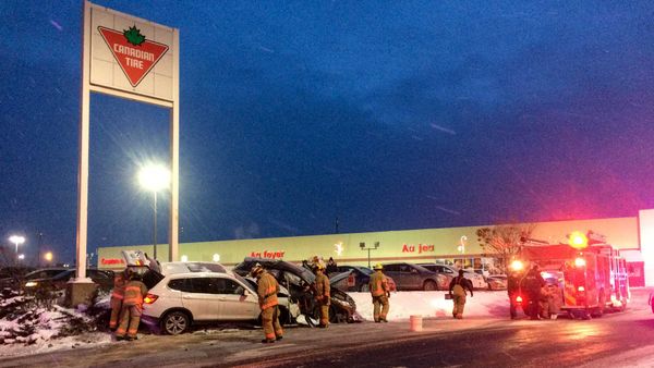 Une collision entre deux véhicules devant le Canadian Tire de Saint-Jérôme a mobilisé les pompiers, les policiers et les para