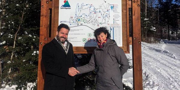 Le maire de Saint-Hippolyte Bruno Laroche et Manon Deslauriers, directrice générale des Centres d'activités physiques Rivière