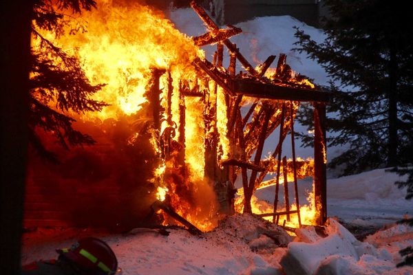 Un feu dans la montagne à Val-Morin