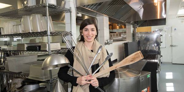 Catherine Hamé fournit le lieu et les outils à tous ceux qui ont besoin de transformer des aliments dans la cuisine de Sainte