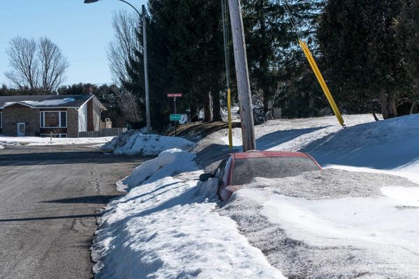 Voiture rouge qui a passé l'hiver sous la neige, sur la rue Jeanneau, à Lafontaine le 22 mars 2017.