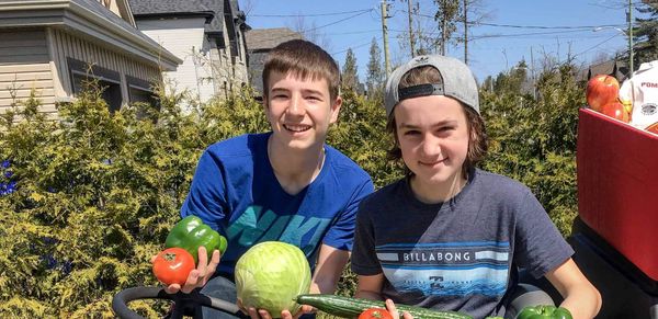 Antony Paradis et Nolan Brissette livrent des fruits et légumes frais à leur voisinage, une entreprise qu'ils opéreront pour