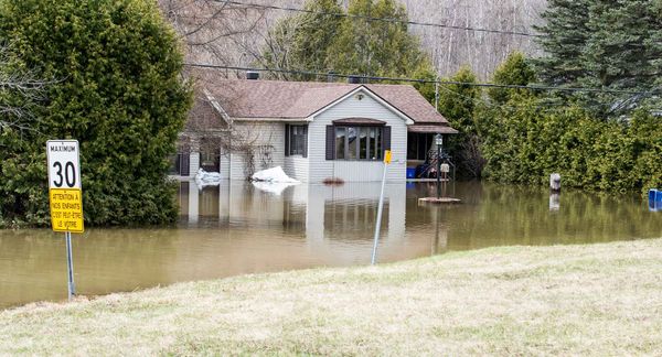 Quatre maisons inondées par la rivière du Nord à Prévost