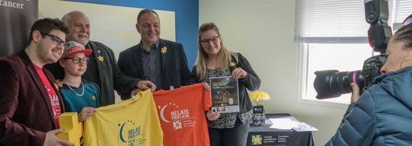 Le député de Saint-Jérôme Marc Bourcier en compagnie d'Olivier Gagnon, le porte-parole jeunesse Michaël Taillon, l'ambassadeu