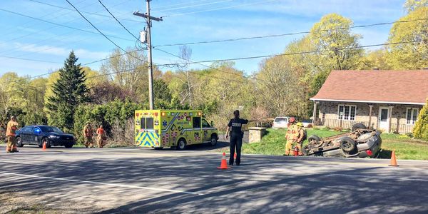 Une voie du boulevard des Hauteurs était fermée après une sortie de route le matin du 16 mai 2017, à Saint-Jérôme.
