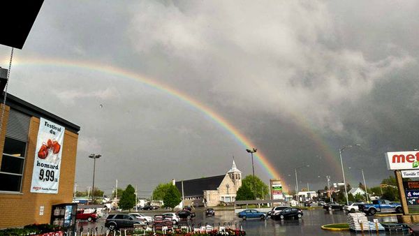 Un arc-en-ciel déployé au-dessus de l'église et du supermarché Metro à Saint-Jérôme, le 30 mai 2017.