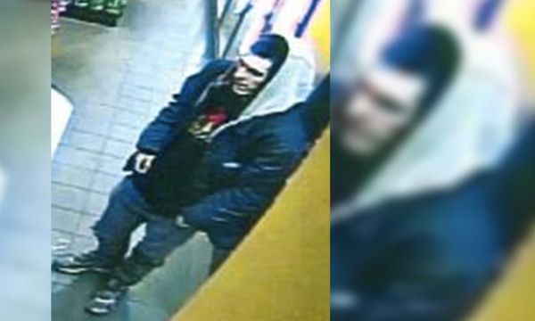 Le pantalon baissé devant les toilettes